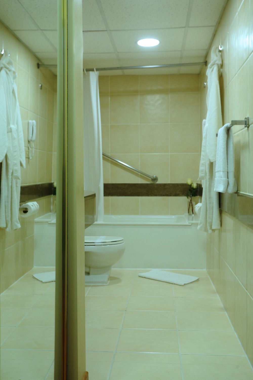 A bathroom with a bathtub