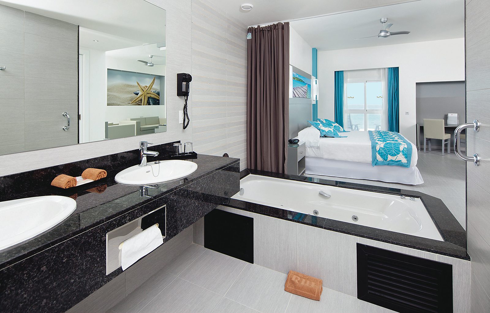 Suite Ocean View, bathroom with whirlpool bath